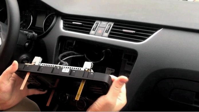 Kuidas eemaldada autoraadio ilma võtmeteta: mida peate teadma