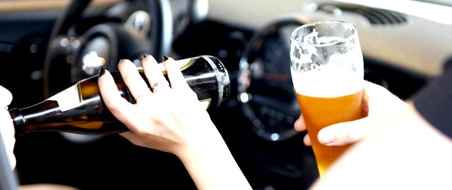Kas parklas saab autos alkoholi juua? 4 nippi, kuidas liikluspolitseinikuga vesteldes käituda