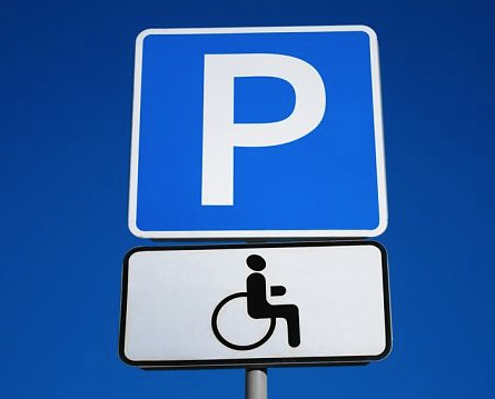 Liiklusmärk “Invaliidide parkimine” 2018. aasta liikluseeskirjades ja kuidas seda lugeda?