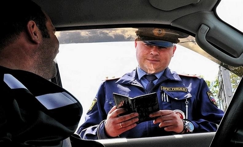Kas tasub liikluspolitsei inspektorile dokumente anda?