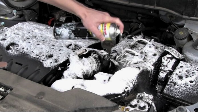 Väline puhastusvahend õli ja muude automootori saasteainete puhastamiseks