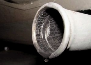 Vesi summutist: miks kondensaat väljalasketorust tilgub