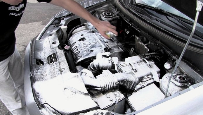 Mootori puhastamiseks mõeldud vaht ja universaalne erivarustus: puhastusvahendite testimine
