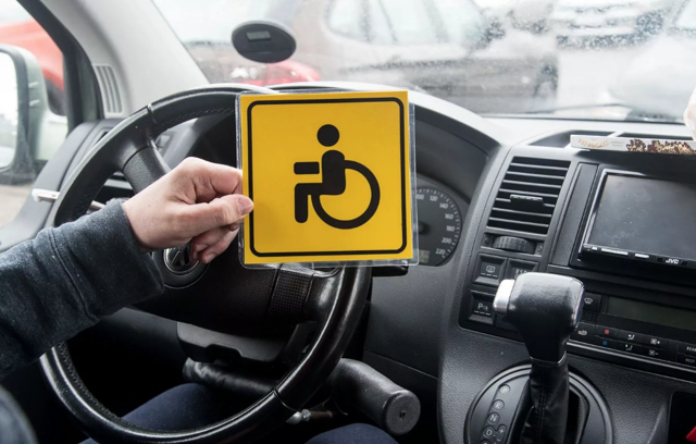 Liiklusmärk "Invaliidide parkimine" 2018. aasta liikluseeskirjades ja kuidas seda lugeda?