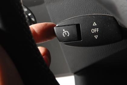 Kuidas kasutada püsikiiruse hoidjat autos