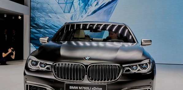 2017. Aasta BMW M760Li xDrive esitleti Genfis