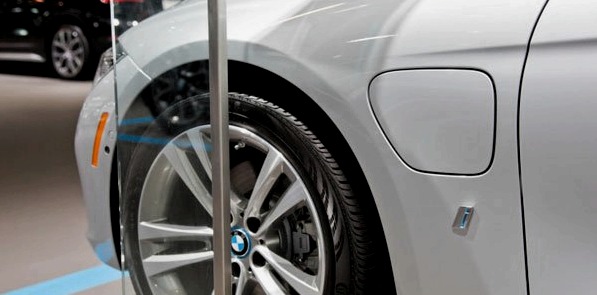 BMW esitleb uut hübriidmudelit 330e iPerformance 2017