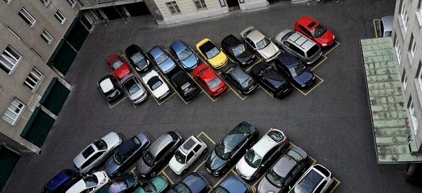 Kuidas parkida kitsastes hoovides – 5 olulist funktsiooni