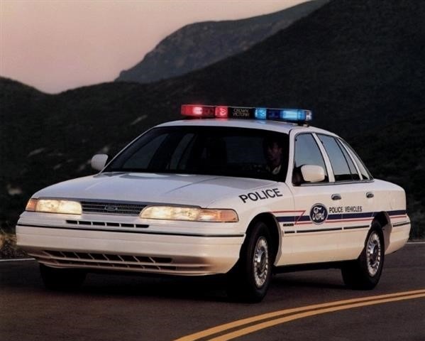 Viis põhjust, miks Ameerika politsei armastab Ford Crown Victoriat